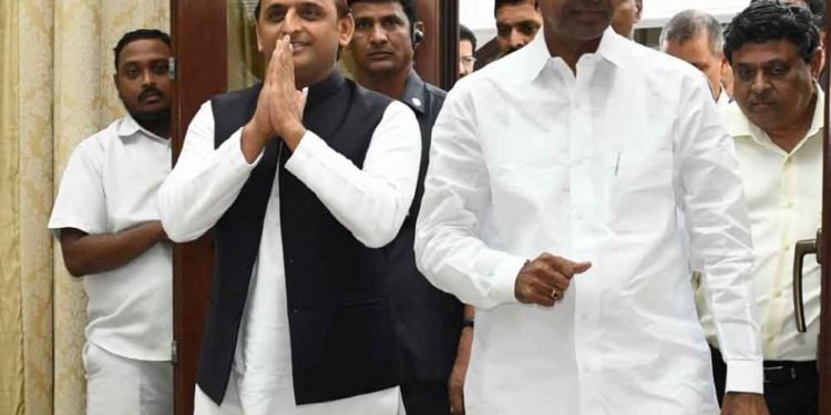 Akhilesh-Yadav-Met-kcr