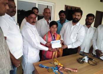 తొలి పలుకు పత్రిక- కరాటే క్రీడాకారుడికి ఆర్థిక చేయూత