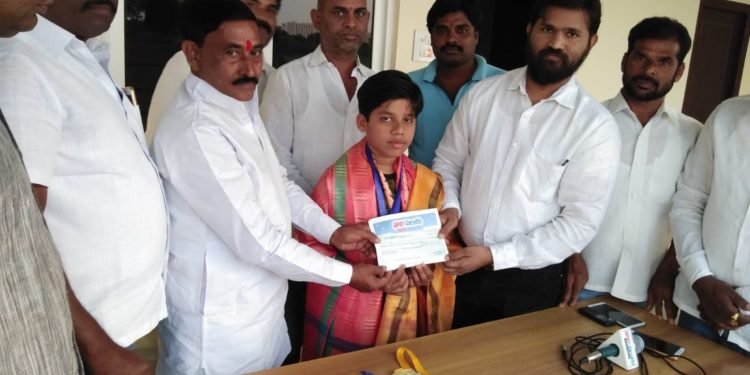 తొలి పలుకు పత్రిక- కరాటే క్రీడాకారుడికి ఆర్థిక చేయూత