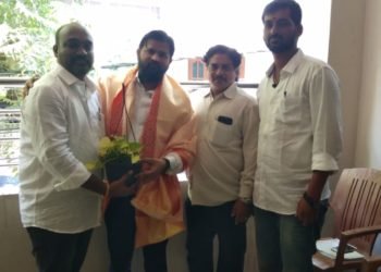 బీసీ దళ్ రాష్ట్ర అధ్యక్షుడు దుండ్ర కుమారస్వామికి మొక్కను బహూకరించిన- ఎల్బీనగర్ నియోజకవర్గం అధ్యక్షుడు N. మురళీకృష్ణ