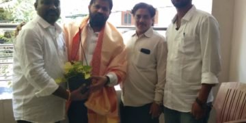బీసీ దళ్ రాష్ట్ర అధ్యక్షుడు దుండ్ర కుమారస్వామికి మొక్కను బహూకరించిన- ఎల్బీనగర్ నియోజకవర్గం అధ్యక్షుడు N. మురళీకృష్ణ
