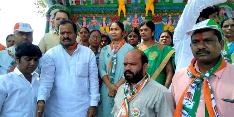 మాజీ ఎమ్మెల్యే జగ్గారెడ్డి గారి కూతురు జయ రెడ్డిగారుస్థానిక దుర్గా భవాని మందిరంలో పూజా కార్యక్రమాలు