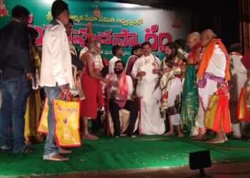 శ్రీశ్రీశ్రీ త్రిదండి శ్రీమన్నారాయణ రామానుజ దేవనాథ జీయర్ స్వామి చేతుల మీదుగా పురస్కారాలు
