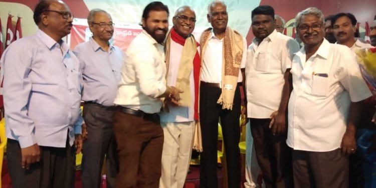 సిపిఐ జాతీయ ప్రధాన కార్యదర్శి డి రాజా గారిని సన్మానించిన బిసిదళ్ రాష్ట్ర అధ్యక్షుడు దుండ్ర కుమారస్వామి