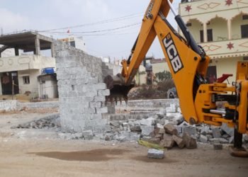 భుకబ్జాదారులకు దడ పుట్టిస్తున్న రాజేంద్రనగర్ ఆర్.డి.ఓ. చంద్రకళ 3 కోట్ల విలువైన ప్రభుత్వ భూమిని కాపాడిన రెవిన్యూ అధికారులు
