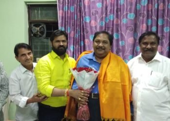 తెలంగాణా రాష్ట్ర సర్వే, మరియు భూమి రికార్డుల శాఖ జాయంటు డైరెక్టర్ భాస్కర్ కు సంక్రాంతి శుభాకాంక్షలు తెలియజేసిన బి.సి.దళ్ వ్యవస్థాపకులు కుమారాస్వామి