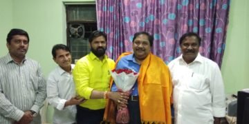 తెలంగాణా రాష్ట్ర సర్వే, మరియు భూమి రికార్డుల శాఖ జాయంటు డైరెక్టర్ భాస్కర్ కు సంక్రాంతి శుభాకాంక్షలు తెలియజేసిన బి.సి.దళ్ వ్యవస్థాపకులు కుమారాస్వామి