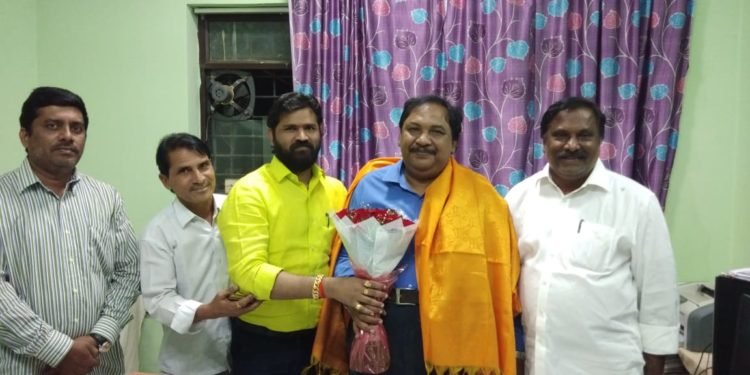 తెలంగాణా రాష్ట్ర సర్వే, మరియు భూమి రికార్డుల శాఖ జాయంటు డైరెక్టర్ భాస్కర్ కు సంక్రాంతి శుభాకాంక్షలు తెలియజేసిన బి.సి.దళ్ వ్యవస్థాపకులు కుమారాస్వామి