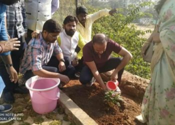 కెసిఆర్ పుట్టినరోజు సందర్భంగా చేవెళ్ల పార్లమెంట్ సభ్యులు డాక్టర్ రంజిత్ రెడ్డి మొక్కను నాటి ,తెలంగాణ రాష్ట్రం హరిత శోభితం కావాలి అని పిలుపునిచ్చాడు