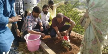 కెసిఆర్ పుట్టినరోజు సందర్భంగా చేవెళ్ల పార్లమెంట్ సభ్యులు డాక్టర్ రంజిత్ రెడ్డి మొక్కను నాటి ,తెలంగాణ రాష్ట్రం హరిత శోభితం కావాలి అని పిలుపునిచ్చాడు