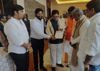 పార్లమెంటు సభ్యులకు బి.సి. బిల్లు పై వినతిపత్రం అందజేసిన బి.సి.దళ్ రాష్ట్ర అధ్యక్షులు