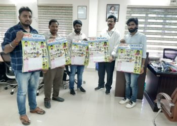 శేర్లింగంపల్లి జోనల్ కమిషనర్,డిప్యూటీ కమిషనర్, మండల రెవెన్యూ అధికారికి తొలి పలుకు కాలమానిని అందజేసిన విలేకరులు.