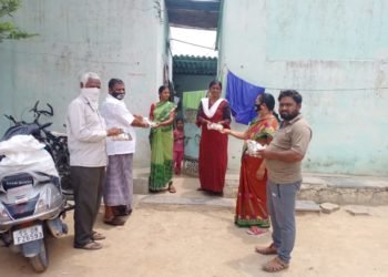 సిపిఐ రాష్ట్ర కార్యవర్గ సభ్యులు కామ్రేడ్ ఐలయ్య- కార్మికులకు బియ్యం నిత్యావసర సరుకులు అందించారు