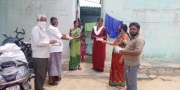 సిపిఐ రాష్ట్ర కార్యవర్గ సభ్యులు కామ్రేడ్ ఐలయ్య- కార్మికులకు బియ్యం నిత్యావసర సరుకులు అందించారు