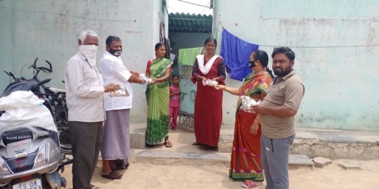 సిపిఐ రాష్ట్ర కార్యవర్గ సభ్యులు కామ్రేడ్ ఐలయ్య- కార్మికులకు బియ్యం నిత్యావసర సరుకులు అందించారు