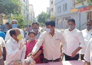 మాధవరం ముత్యాలు రావు ఆధ్వర్యంలో నిత్యావసర సరుకులు పంపిణీ.