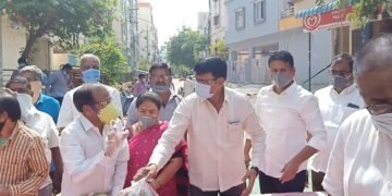 మాధవరం ముత్యాలు రావు ఆధ్వర్యంలో నిత్యావసర సరుకులు పంపిణీ.