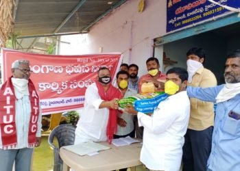 భవన నిర్మాణ కార్మికులకు నిత్యావసర సరుకులను పంపిణీ చేసిన సిపిఐ పార్టీ రాష్ట్ర కార్యవర్గ సభ్యులు ఐలయ్య