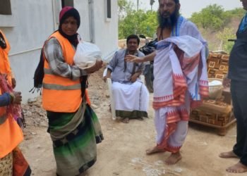 నిత్యవసర వస్తువులు పంపిణీ చేసిన శ్రీ రామానుజ యాగ్నిక పీఠం హైదరాబాద్ అధ్యక్షులు గోవర్ధన ప్రవీణ్ కుమార్ ఆచార్యలు
