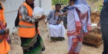 నిత్యవసర వస్తువులు పంపిణీ చేసిన శ్రీ రామానుజ యాగ్నిక పీఠం హైదరాబాద్ అధ్యక్షులు గోవర్ధన ప్రవీణ్ కుమార్ ఆచార్యలు
