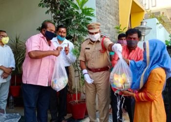 బిసి దళ్ రంగారెడ్డి జిల్లా ప్రధాన కార్యదర్శి మల్లెల శ్రీనివాస్ యాదవ్ ఆధ్వర్యంలో నిత్యావసర సరకుల పంపిణీ