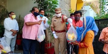 బిసి దళ్ రంగారెడ్డి జిల్లా ప్రధాన కార్యదర్శి మల్లెల శ్రీనివాస్ యాదవ్ ఆధ్వర్యంలో నిత్యావసర సరకుల పంపిణీ
