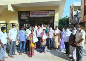హనుమాన్ వెల్ఫర్ అసోసియేషన్ ఆధ్వర్యంలో నిత్యావసర సరుకుల పంపిణీ