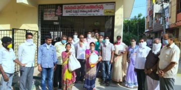 హనుమాన్ వెల్ఫర్ అసోసియేషన్ ఆధ్వర్యంలో నిత్యావసర సరుకుల పంపిణీ
