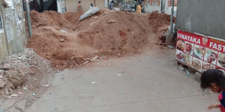 సాయి నగర్ కాలనీ లో జిహెచ్ఎంసి అధికారుల నిర్లక్ష్యం – గాయపడ్డ నిరుపేద మహిళ