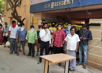 నిత్యావసర సరుకులు పంపిణీ చేస్తున్న బిసి దళ్ రాష్ట్ర అధ్యక్షుడు దుండ్ర కుమారస్వామి