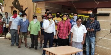 నిత్యావసర సరుకులు పంపిణీ చేస్తున్న బిసి దళ్ రాష్ట్ర అధ్యక్షుడు దుండ్ర కుమారస్వామి