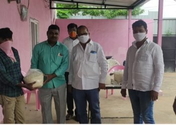 ఏరియా కమిటీ మెంబర్ వెంకటేష్ పుట్టిన రోజు – కార్పొరేటర్ దొడ్ల వెంకటేష్ గౌడ్ ఆధ్వర్యంలో నిరుపేద ప్రజలకు బియ్యం పంపిణీ