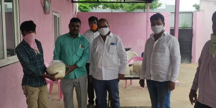 ఏరియా కమిటీ మెంబర్ వెంకటేష్ పుట్టిన రోజు – కార్పొరేటర్ దొడ్ల వెంకటేష్ గౌడ్ ఆధ్వర్యంలో నిరుపేద ప్రజలకు బియ్యం పంపిణీ