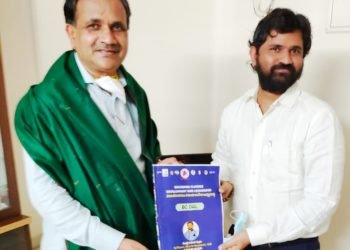 బిజెపి పార్లమెంటు సభ్యునికి బిసి దల్ బుక్లెట్ జ్ఞపికగా