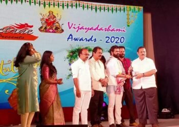 విజయ దశమి అవార్డ్ అందుకున్న బిసి దల్ రాష్ట్ర అధ్యక్షుడు దుండ్ర కుమార స్వామి