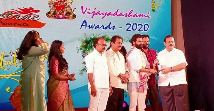 విజయ దశమి అవార్డ్ అందుకున్న బిసి దల్ రాష్ట్ర అధ్యక్షుడు దుండ్ర కుమార స్వామి