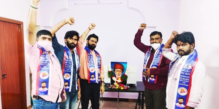బడుగు బలహీన వర్గాల ఆషా జ్యోతి మహాత్మా జ్యోతి రావు ఫూలే కి ఘన నివాళి అర్పించిన కుమార స్వామి