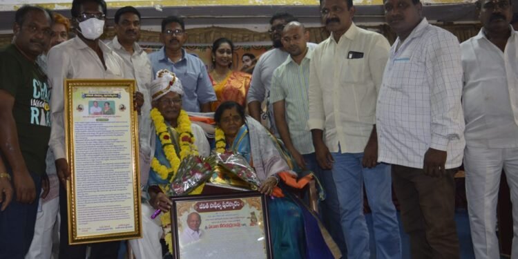 పడాలకు “జీవిత సాఫల్య పురస్కార” సత్కారం. ముగిసిన అల్లూరి సీతారామరాజు జాతీయ కార్యవర్గ సమావేశాలు పవన గిరి స్వామీజీకి పడాల రామారావు స్మారక అవార్డు ప్రదానం