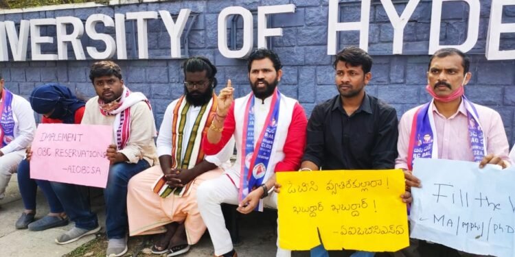 హైదరాబాద్ విశ్వవిద్యాలయం మెయిన్ గేట్ దగ్గర సామాజిక న్యాయం కోసం ఓబిసిల సత్యాగ్రహ ఆమర నిరాహారదీక్ష- బిసి దళ్ రాష్ట్ర అధ్యక్షుడు దుండ్ర కుమార స్వామి