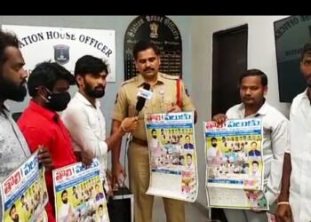 మాదాపూర్ సీఐ రవీంద్ర ప్రసాద్ కి తొలి పలుకు పత్రిక క్యాలెండర్ ను అందజేసిన స్టాఫ్ రిపోర్టర్