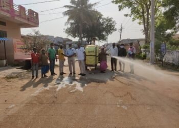 ఆదర్శ గ్రామం నాగరంలో కరోనా రాకుండా శానిటైజేషన్ చేస్తున్న సర్పంచ్ తీగల క్రిష్ణయ్య