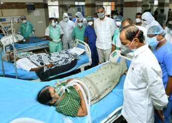 PPE కిట్ లేకుండానే గాంధీ హాస్పిటల్ కి వెళ్లిన కేసీఆర్..