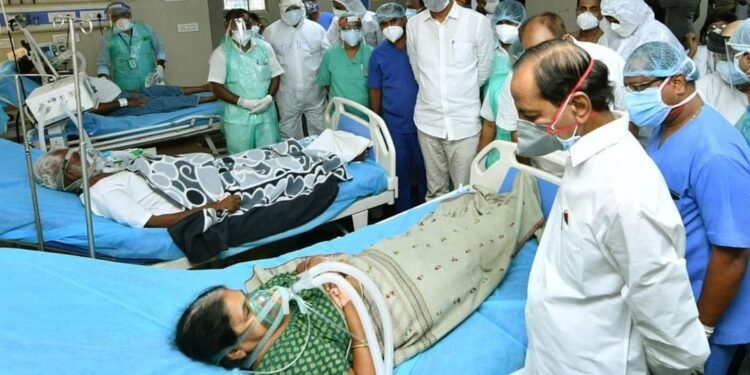 PPE కిట్ లేకుండానే గాంధీ హాస్పిటల్ కి వెళ్లిన కేసీఆర్..