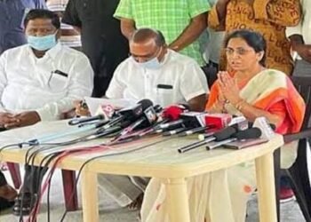 కేసీఆర్ కావాలనే కష్టాలు పెడుతున్నారు… ఈటల జమున..