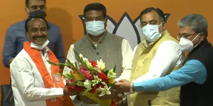 బీజేపీ తీర్థం పుచ్చుకున్న ఈటెల రాజేందర్..