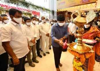 ది చెన్నై షాపింగ్ మాల్’ ను ప్రారంభించిన జోగినపల్లి సంతోష్ కుమార్..