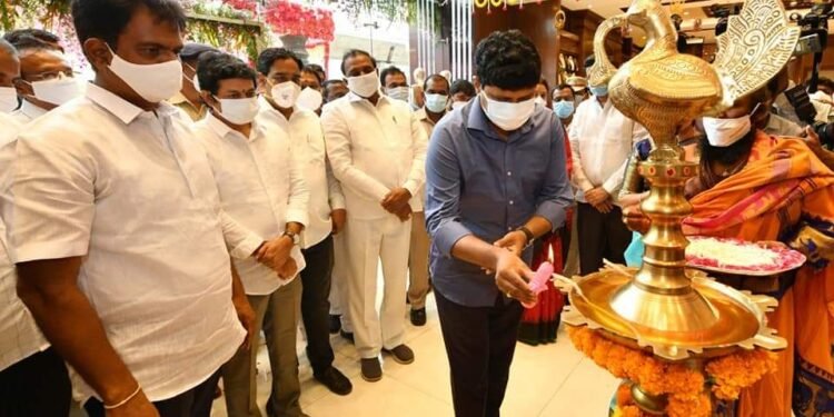 ది చెన్నై షాపింగ్ మాల్’ ను ప్రారంభించిన జోగినపల్లి సంతోష్ కుమార్..
