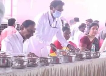 వాసాల‌మ‌ర్రి గ్రామ‌స్తుల‌తో సీఎం కేసీఆర్ స‌హ‌పంక్తి భోజ‌నం
