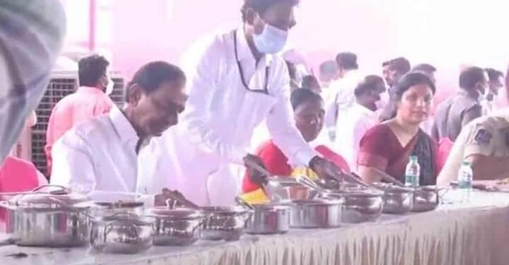 వాసాలమర్రి గ్రామస్తులతో సీఎం కేసీఆర్ సహపంక్తి భోజనం