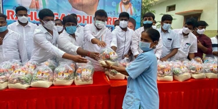 పారిశుద్ధ్య కార్మికులకు నిత్యావసర సరుకుల పంపిణీ…